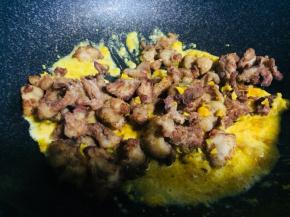 下炸好鸡肉块翻炒