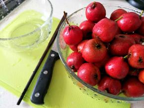 准备一根筷子，小刀。