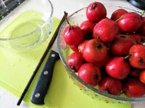 准备一根筷子，小刀。