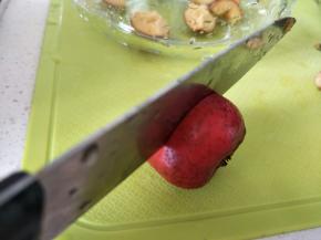 果子中间割开。