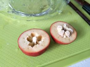 一掰就开了，籽的部分可以用筷子从外部一戳就可以，或者直接用小刀处理。