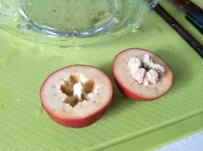 一掰就开了，籽的部分可以用筷子从外部一戳就可以，或者直接用小刀处理。