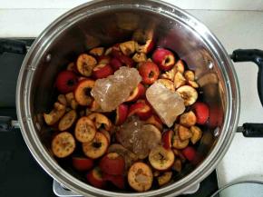 不锈钢锅加入水，倒入山楂和冰糖。