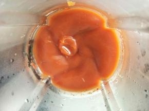 稍晾倒入破壁机，打出细腻的果酱。