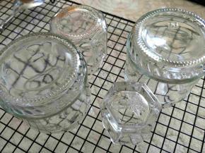 玻璃瓶消毒后待用