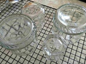 玻璃瓶消毒后待用