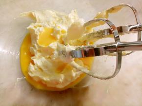 分三次加入全蛋液，用电动打蛋器继续搅打。