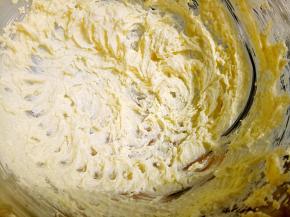 黄油室温软化加入砂糖，用电动打蛋器打至蓬松。