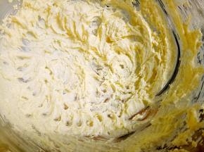 黄油室温软化加入砂糖，用电动打蛋器打至蓬松。