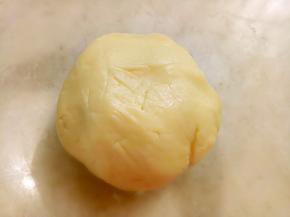 团成光滑的面团，盖保鲜膜放冰箱冷藏30分钟。