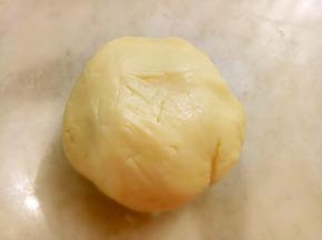 团成光滑的面团，盖保鲜膜放冰箱冷藏30分钟。