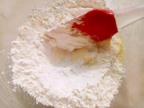 筛入低筋面粉，用刮刀切拌均匀。