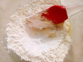 筛入低筋面粉，用刮刀切拌均匀。