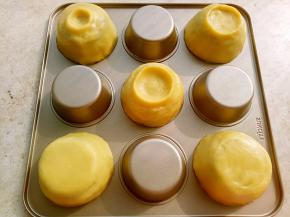 面团平均分成5份。把每份面团均匀的粘在阳晨九连麦芬蛋糕模具的背面，不用抹油一点也不粘。杯底可以根据个人的喜好捏成各种形状。