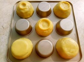 面团平均分成5份。把每份面团均匀的粘在阳晨九连麦芬蛋糕模具的背面，不用抹油一点也不粘。杯底可以根据个人的喜好捏成各种形状。