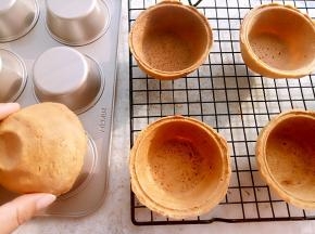 烤箱170度预热10分钟后放入，170度烤30分钟出炉。用手就可以轻松取下来放到晾网上晾凉。
