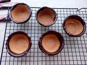 巧克力粘好以后放入冰箱冷冻30分钟。