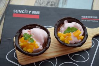 取出后放入冰淇淋和芒果丁。