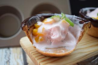 冰淇淋和杯子可以一起吃掉。