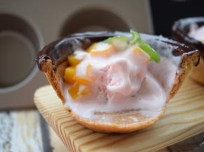 冰淇淋和杯子可以一起吃掉。