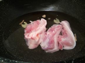 锅里放生姜片，料酒一勺清水适量，焯水