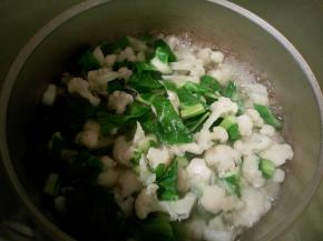 水开，花菜倒下去焯水，水再次开了以后，就可以捞出，