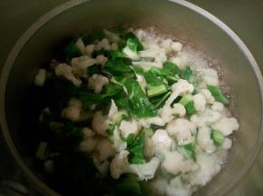 水开，花菜倒下去焯水，水再次开了以后，就可以捞出，