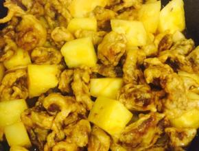 加入炸好的肉块，大火快速翻炒几下