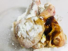 加入盐、鸡粉、料酒、黑胡椒粉、蚝油、蛋清、淀粉，抹匀，腌制一小时以上