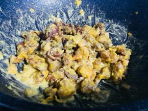 小火翻炒均匀，让鸡肉粒被蛋黄均匀包裹