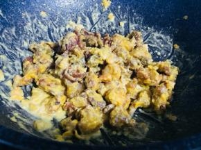 小火翻炒均匀，让鸡肉粒被蛋黄均匀包裹