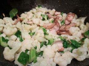 煸炒之五花肉出油，缩小，加花菜翻炒