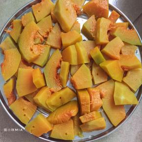 南瓜去皮切块蒸熟