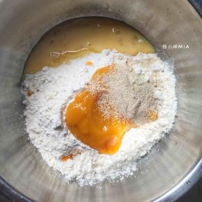 将黄色面团中除黄油以外的材料混合，揉至扩展阶段再加入黄油，继续揉至两者混合