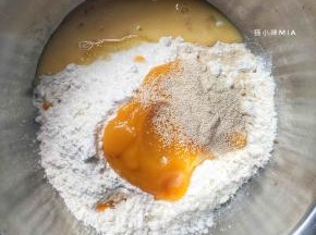 将黄色面团中除黄油以外的材料混合，揉至扩展阶段再加入黄油，继续揉至两者混合