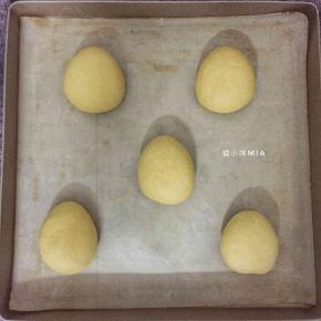 松弛好的面团再次排气，如需包馅料，在这步里包入馅料，我这里不包馅料，直接包成长椭圆形，稍微压扁，放在烤盘上