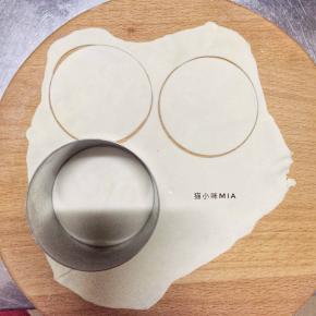 将白色面团擀开，用大圆形切开个圆形