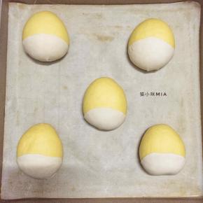 包在黄色面团的2分之一处