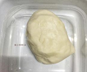 将白色面团材料混合成团，用保鲜膜封住，松弛一会