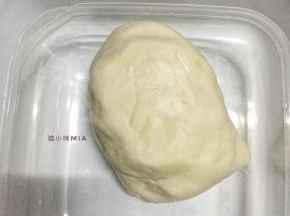 将白色面团材料混合成团，用保鲜膜封住，松弛一会