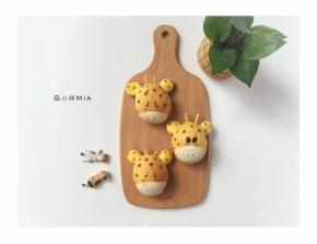 放入已预热好的烤箱下层，175度烘焙20分钟，中途及时加盖锡纸，出炉后用色素笔画出表情，插上棍形饼干做成鹿角，可可粉兑水画出斑点，长颈鹿面包便做好了