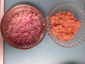 洋葱切碎，肉用料理机搅成肉末。