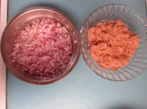 洋葱切碎，肉用料理机搅成肉末。