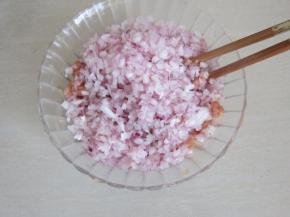 洋葱碎倒入肉末中。