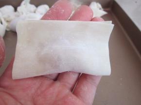 叠起来。在皮的右下方涮点清水