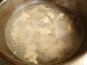 沸水下馄饨。待煮开后加一次清水。