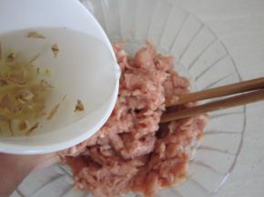 肉末中少量多次加入生姜水往同一个方向搅拌。搅拌至姜水完全吸收即可。