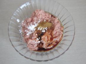 依次加入料酒、酱油、蚝油、盐、生粉、十三香混合搅匀，最后加入适量花生油搅拌。放冰箱冷藏腌15分钟。