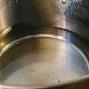锅里放水烧开