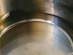 锅里放水烧开